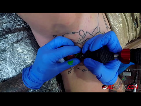 ❤️ Ekstreme tatuita varmulo Sully Savage ricevis tatuon sur sia klitoro ❤ Kvalita porno ĉe ni ❌️❤